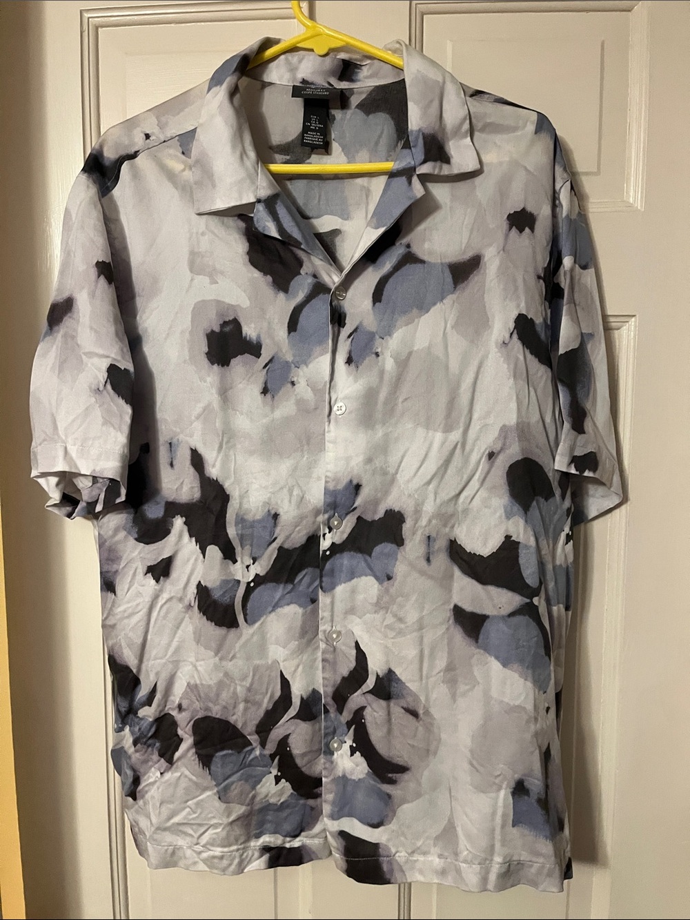 H&M Casual Short-Sleeve Button-Down in Gray & Blue Abstract